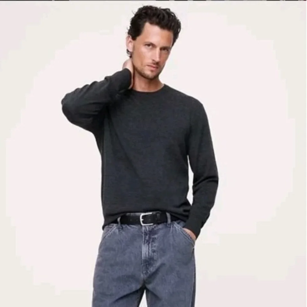 Banana Republic Men's Medium 100% Merino Wool Crew Neck Soft Sweater Dark‎ Gray